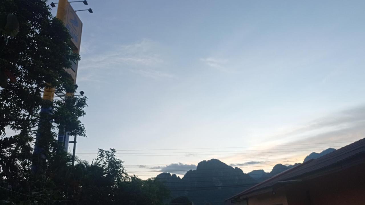 Inthavong Hotel/Guest House Ванг-Виенг Экстерьер фото